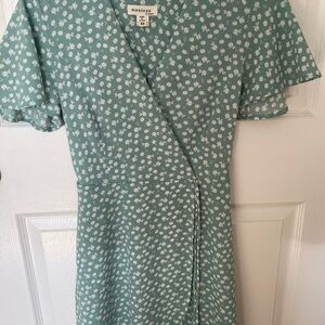 Beautiful Like New Monteau Green Floral Wrap Dress